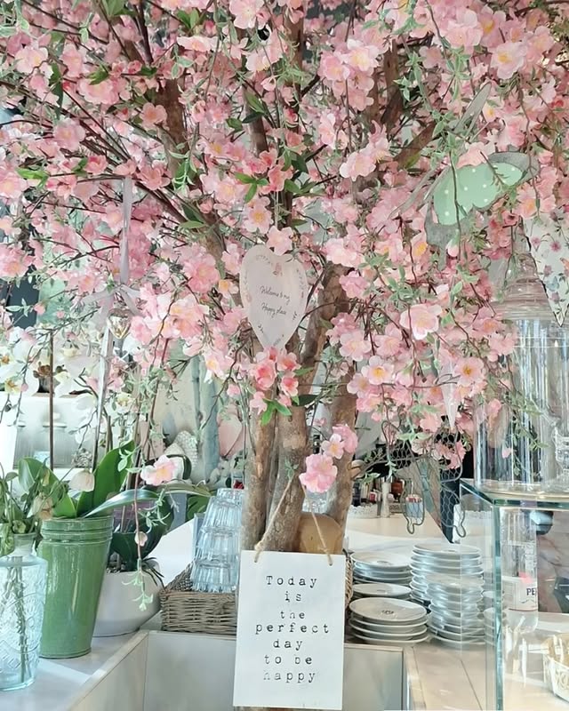 Albero di ciliegio rosa in fiore con cartello Today is the perfect day to be happy