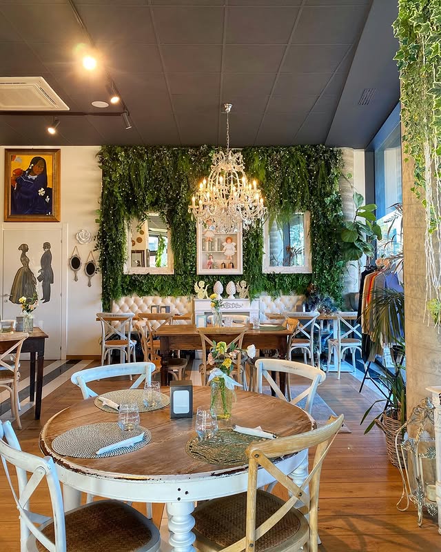 Sala interna Frida con lampadario di cristallo e parete verde