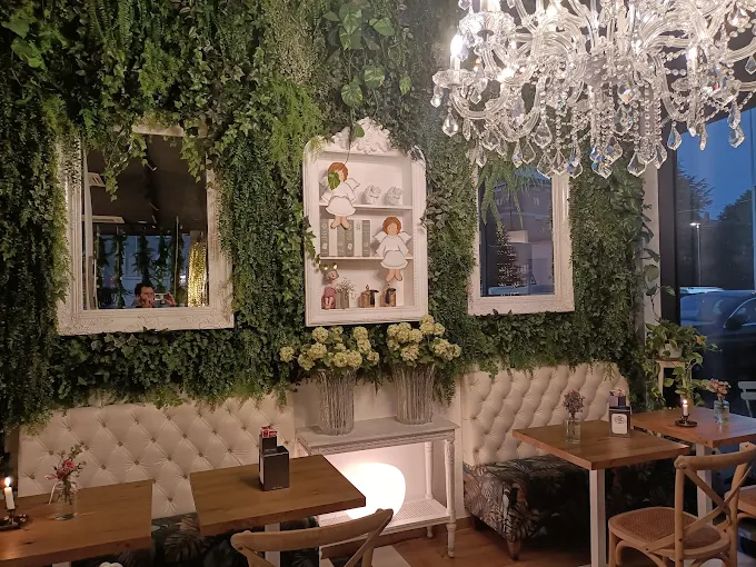 Parete verde con lampadario di cristallo e illuminazione serale